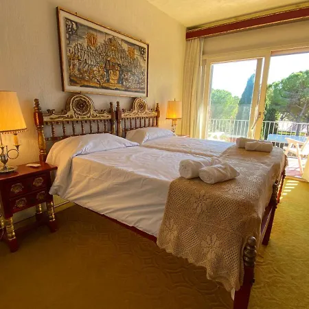 Sitges El Ranch: Beachside Oasis With Pool, Jacuzzi, And Garden Villa